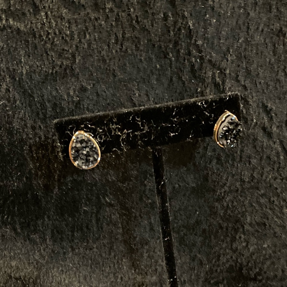 Tear shape black simple earring